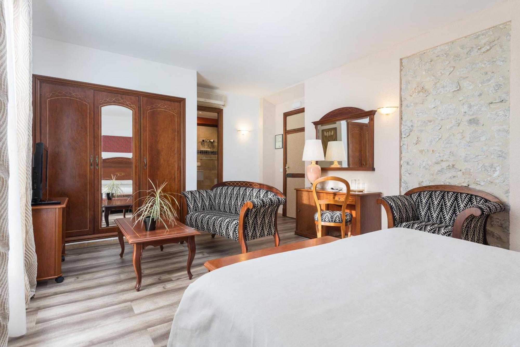 Monnaber Nou & Hotel 4*